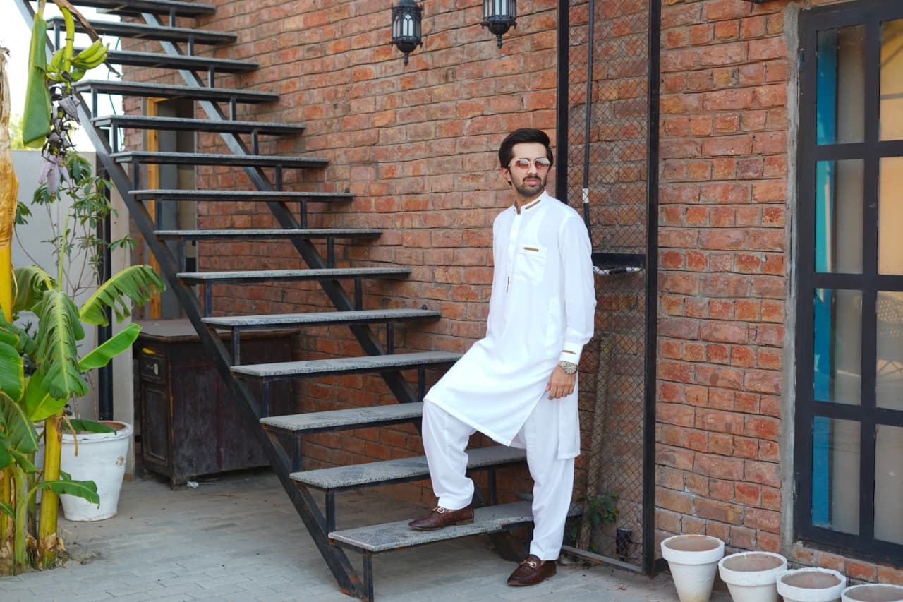 Saaj's Off-white shalwar Kameez